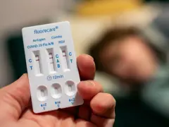Wyniki testu combo: pozytywny COVID-19, negatywny grypa A/B i RSV.